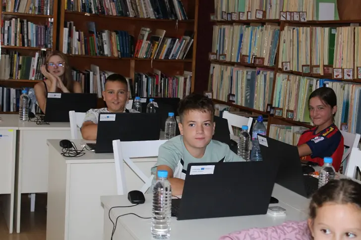 Академия „Креативност с изкуствен интелект“, организирана от Регионална библиотека „Христо Ботев“ срещна децата с музикалните композитори и инструменти