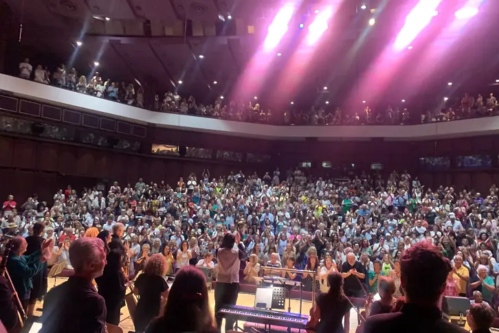 Започна лятното турне на Плевенска филхармония ABBA SYMPHONIE 2026 с огнените изпълнения на Люси Дяковска и Милица Гладнишка