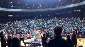 Започна лятното турне на Плевенска филхармония ABBA SYMPHONIE 2026 с огнените изпълнения на Люси Дяковска и Милица Гладнишка