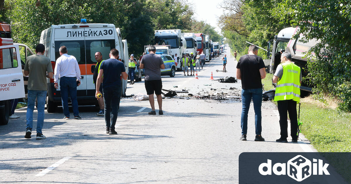 Четирима души загинаха а други трима са ранени при катастрофата
