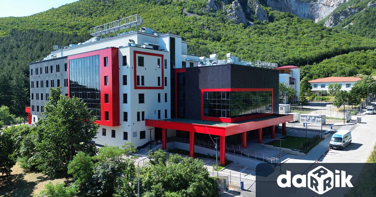 Готова за пациенти но все още без право да работи