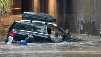 Силен порой се излива във Варна, кола затъна в подлез