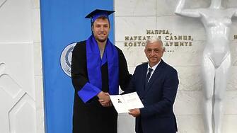Баскетболната звезда Александър Везенков стана магистър