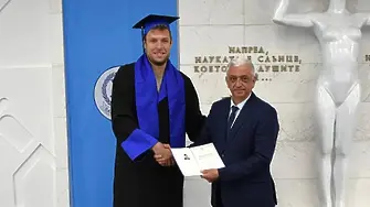 Баскетболната звезда Александър Везенков стана магистър