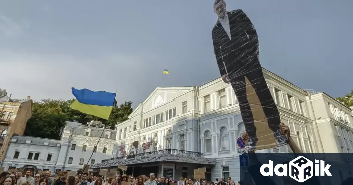 Протестиращи в Киев обявиха вчера че организират безсрочен митинг с