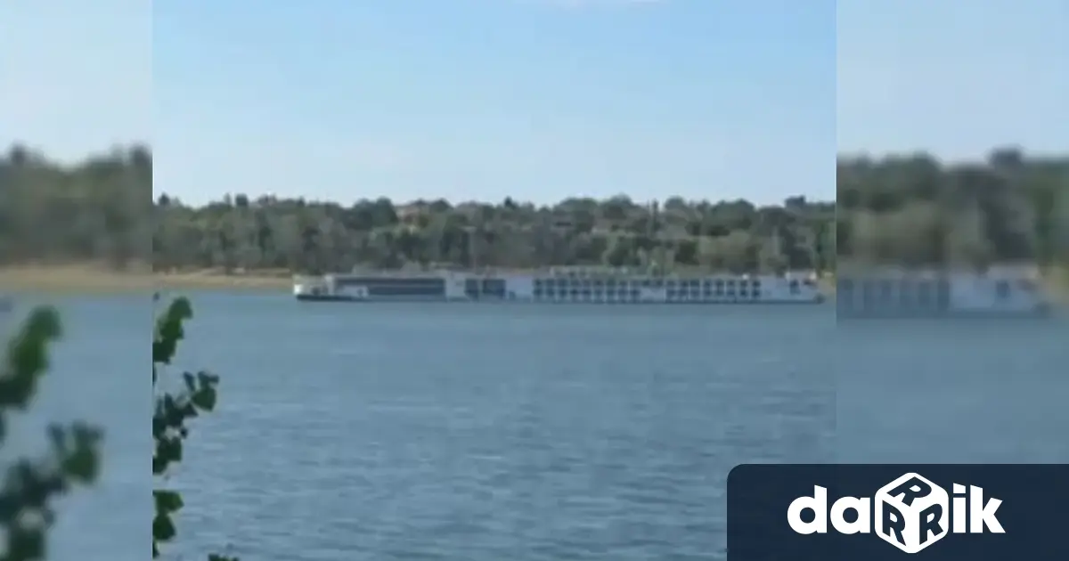 Круизен кораб с 238 души на борда заседна в плитчините