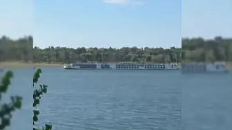 Круизен кораб, плаващ към България, заседна в р. Дунав с 238 човека на борда