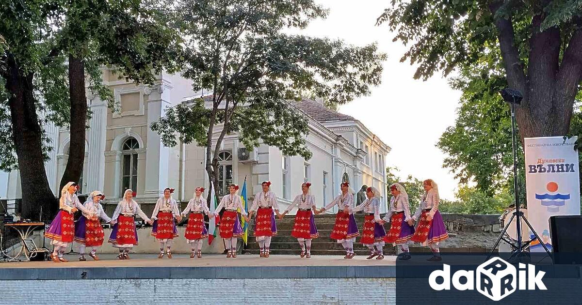 На откритата сцена на Художествена галерия Никола Петров се изявиха