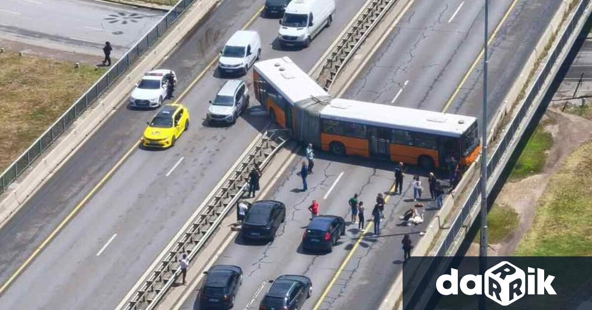 Автобус на столичния градски транспорт пътуващ от квартал Младост къмОрлов