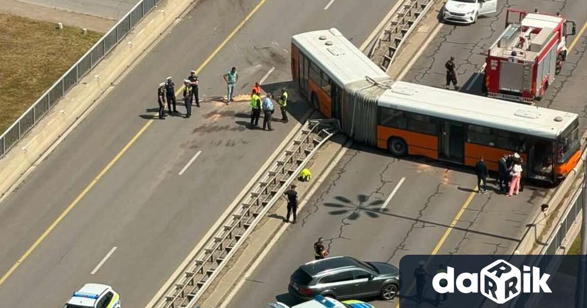 Външни експерти извършват проверки на катастрофиралия автобус който скъса мантинела