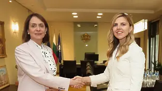 Надежда Нейнски: Задачата на външния министър е не просто да води разговори