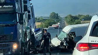 Катастрофа затруднява движението по Голямоконарско шосе край Царацово