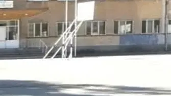 Ред за достъп до училищните дворове в извънучебно време да изготвят кметът и директорите на общински училища в Плевен, решиха съветниците 