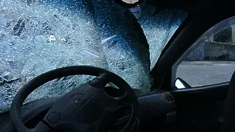 Катастрофа затруднява движението по Голямоконарско шосе край Царацово
