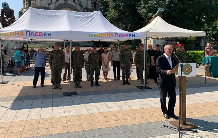 В Плевен тържествено посрещнаха военния контингент, завърнал се от мисия в Косово/СНИМКИ/