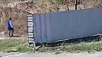 Камера засне мъж, който пали сухи треви край Чирпан