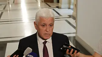 Военният министър: Обстановката около авиобаза „Безмер“ е спокойна