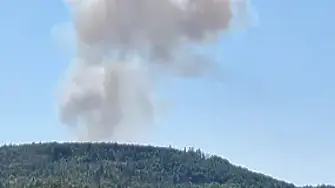 Взривове в завода за боеприпаси „ЕМКО“, пожарът се разраства към село Радоеви