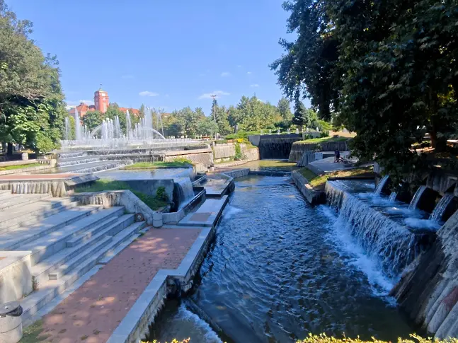 От днес плевенчани и гостите на града могат да се радват на Водната каскада в пълния ѝ капацитет/СНИМКИ/