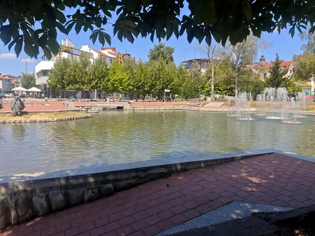 От днес плевенчани и гостите на града могат да се радват на Водната каскада в пълния ѝ капацитет/СНИМКИ/