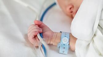 Спор за новородено: Родители и болница се обвиняват взаимно