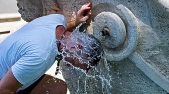 И през почивните дни родължава инициативата за раздаване на бутилирана вода в София 