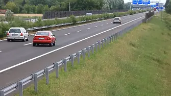Движение в една лента в участъци на „Тракия“ днес