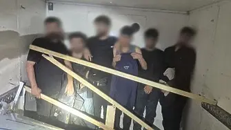 Мигранти в тайник на микробус: Гранични полицаи задържаха 31-годишен мъж