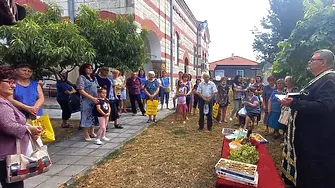 В Гулянци: Света Божествена литургия за празника Успение на Пресвета Богородица 