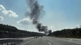 Временно е ограничено движението на „Хемус” в посока София поради горящ автомобил