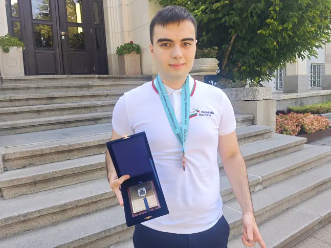 Кметът на Община Плевен посрещна бронзовия медалист от Международната олимпиада по изкуствен интелект Марио Петков