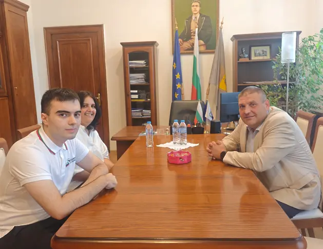 Кметът на Община Плевен посрещна бронзовия медалист от Международната олимпиада по изкуствен интелект Марио Петков