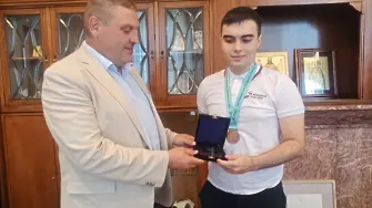 Кметът на Община Плевен посрещна бронзовия медалист от Международната олимпиада по изкуствен интелект Марио Петков