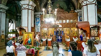 В Нова Загора посрещнаха чудотворната икона на Света Богородица – Акатиста