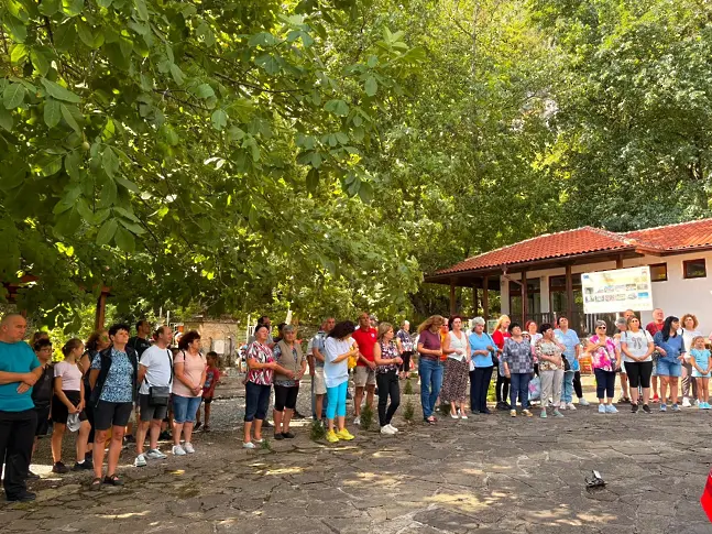 С водосвет и традиционен курбан Бистрешкият манастир посрещна Успение Богородично