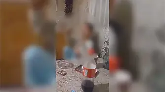 Шокиращо видео: Малко дете пуши цигара, възрастен го подстрекава