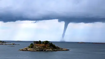 Воден смерч се изви над Черно море (ВИДЕО)