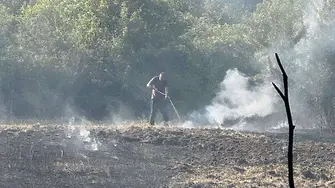 Локализиран е пожарът в района на селата Медвен и Градец