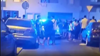 Смразяващо тройно убийство в курорт: Застреляха бременна жена, дете и баба му