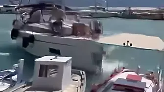 Платноходка загуби контрол и се вряза в лодки (ВИДЕО)