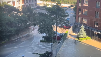 Сериознo наводнение във Варна заради авария на магистрален водопровод