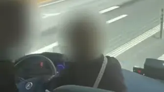 „Шофьорът падна напред и си удари главата във волана“: Пътници спасиха десетки други на магистрала (ВИДЕО)