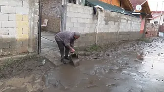 Жители са чупили прозорци, за да извадят бебе от наводнението в Пещера
