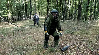 Военни сапьори прочистват района край завод „ЕМКО“, открити са 53 невзривени боеприпаса
