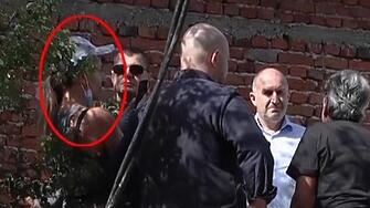 МС: Вижда се, че Гергана Петрова придружава и снима Радев (СНИМКИ)