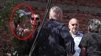 МС: Вижда се, че Гергана Петрова придружава и снима Радев (СНИМКИ)