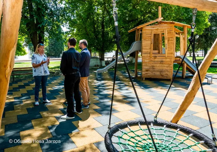 Нова детска площадка радва децата в централната пешеходна зона на Нова Загора