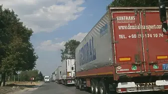 Тежък челен удар между два товарни автомобила между луковитските села Румянцево и Петревене