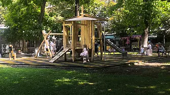 Нова детска площадка радва децата в централната пешеходна зона на Нова Загора