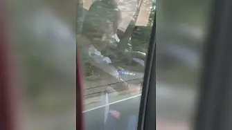 Шофьор гледа видео за възрастни зад волана на автобус по линията София – Казанлък